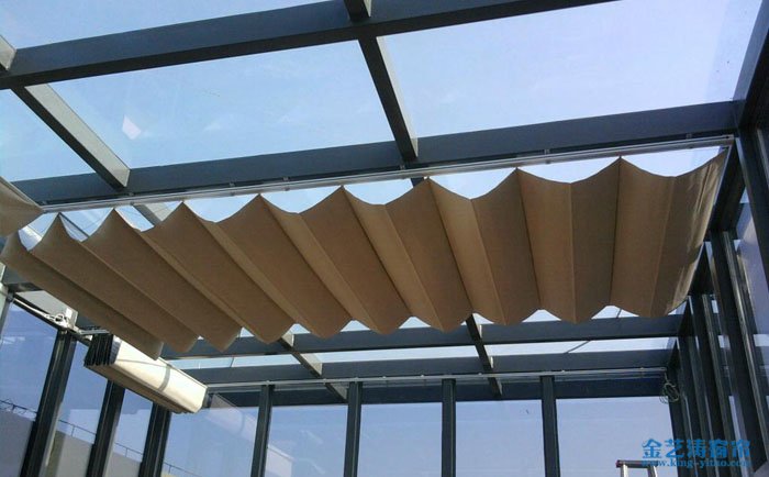 阳光房遮阳窗帘方案一：顶部：FSS电动天棚帘或PTS折叠式天棚帘 